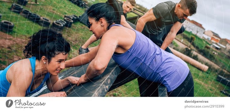 Gruppe im Hindernisparcours Kletterpyramide Sport Klettern Bergsteigen Internet Mensch Frau Erwachsene Mann Menschengruppe authentisch stark anstrengen