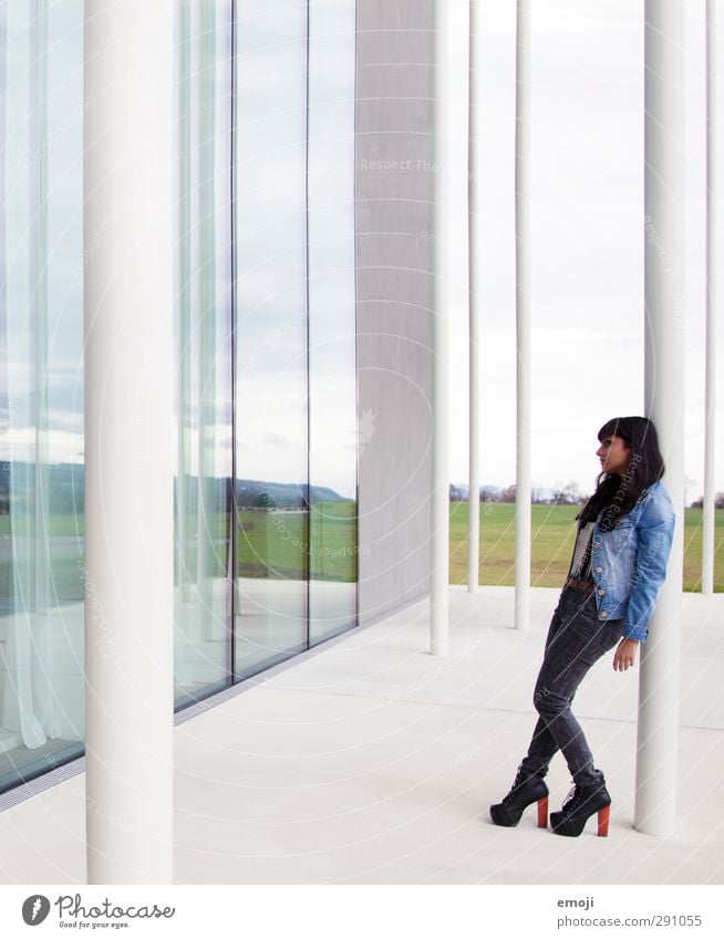 I I I feminin Junge Frau Jugendliche 1 Mensch 18-30 Jahre Erwachsene Haus Bankgebäude Industrieanlage Fassade trendy schön Farbfoto Gedeckte Farben