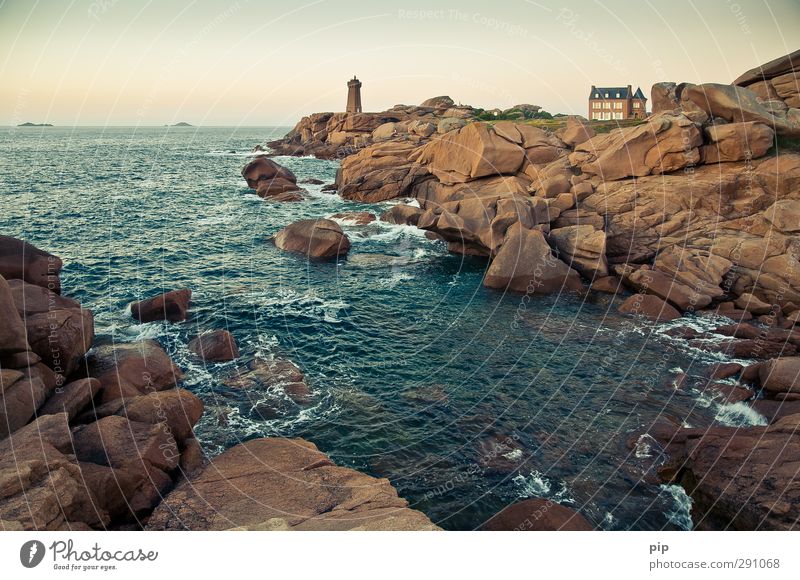 phare, far away Umwelt Wasser Sommer Schönes Wetter Felsen Wellen Küste Bucht Riff Meer Cote de Granit Rose Bretagne Menschenleer Haus Traumhaus Turm Leuchtturm