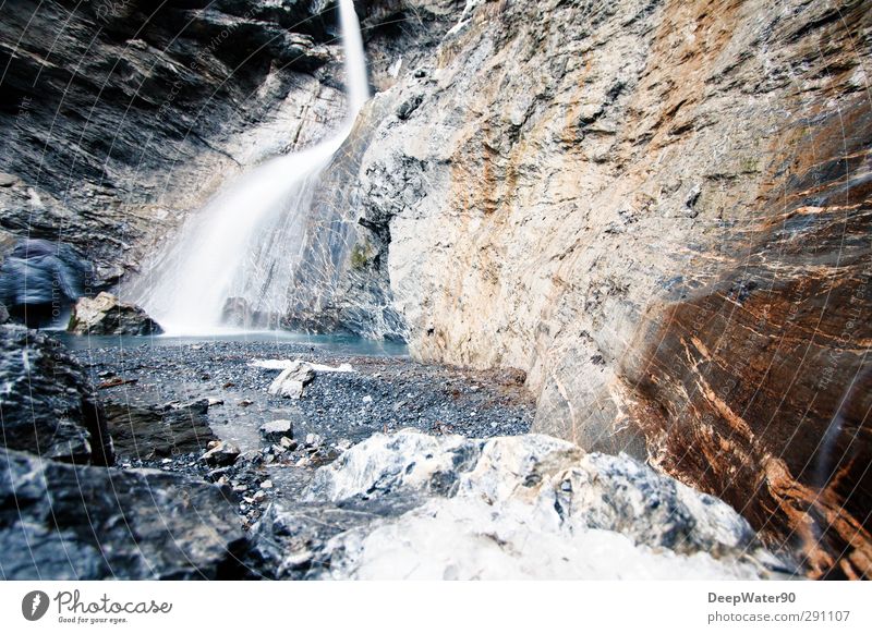 Felswasser Umwelt Natur Wasser Winter Eis Frost Felsen Alpen Fluss Wasserfall Stein entdecken nass natürlich blau braun grau weiß Abenteuer Farbfoto