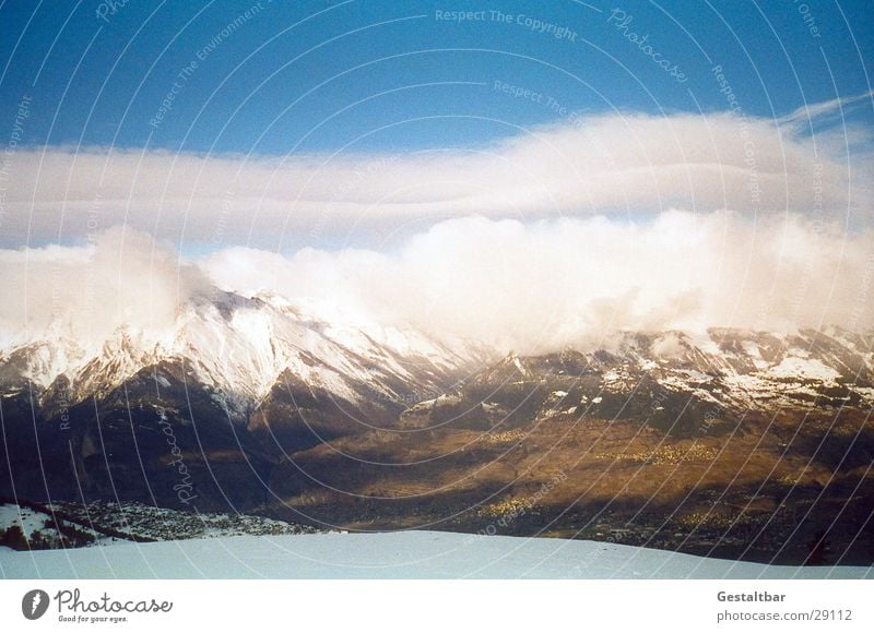 Der Berg ruft_2 Bergkette Schweiz Winter kalt Wolken gestaltbar Berge u. Gebirge Alpen Schnee Aussicht hoch Blauer Himmel klare Sicht