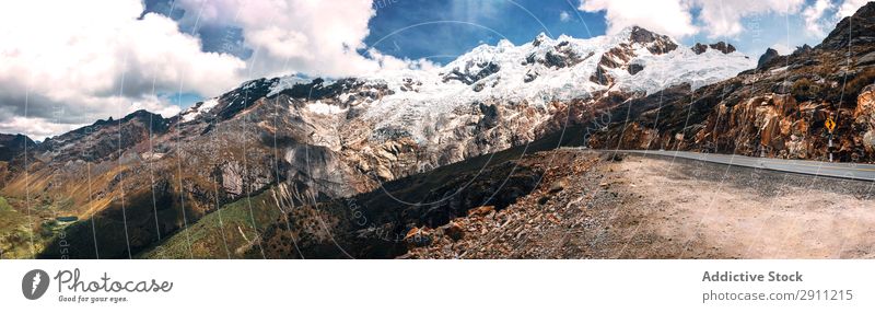 Schöne verschneite Berge in Huaraz, Peru, Südamerika. Panoramabild Kordilleren Bergsteiger Schnee blanca huaraz Außenaufnahme wandern Abenteuer Ausflugsziel