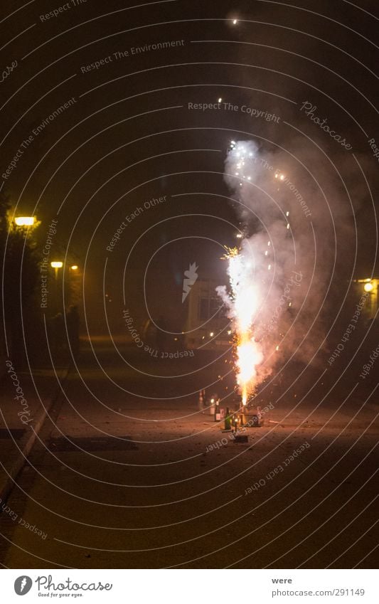 Kleinfeuerwerker Silvester u. Neujahr Feste & Feiern Fröhlichkeit heiß lustig Stimmung Freude Lebensfreude Überraschung Zukunftsangst Hemmungslosigkeit