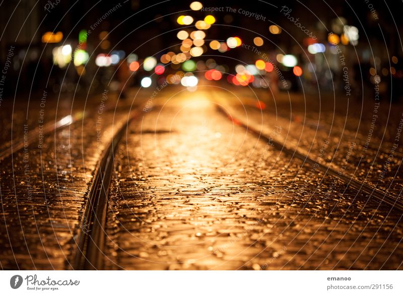 Lichter der Straße Sightseeing Städtereise Stadt Stadtzentrum Altstadt Menschenleer Verkehr Schienenverkehr Straßenbahn Stein leuchten dunkel nass gelb