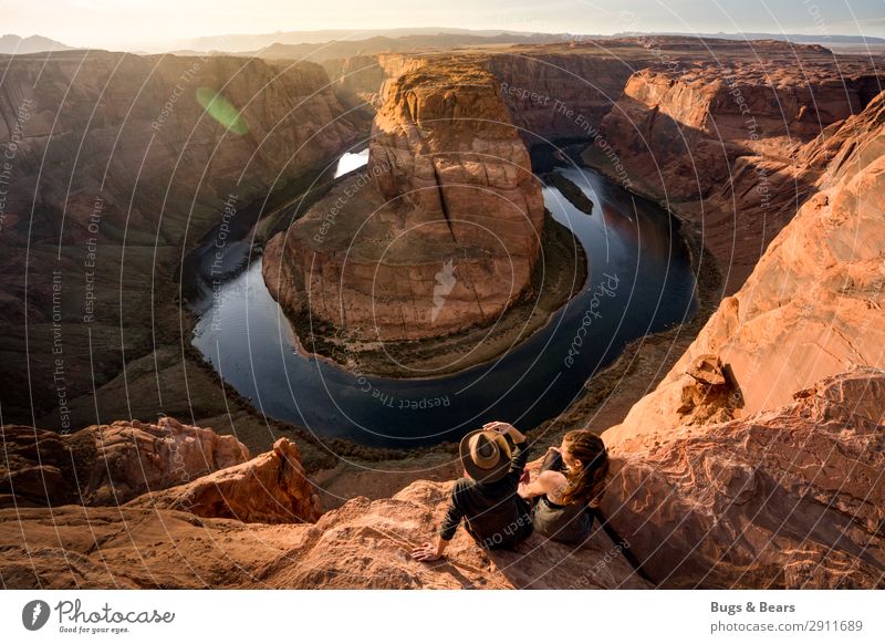 Horseshoe Bend at Sunset Paar Partner Natur Landschaft Schönes Wetter Gipfel Schlucht Flussufer Wüste Abenteuer Arizona USA Reisefotografie Aussicht Tourismus