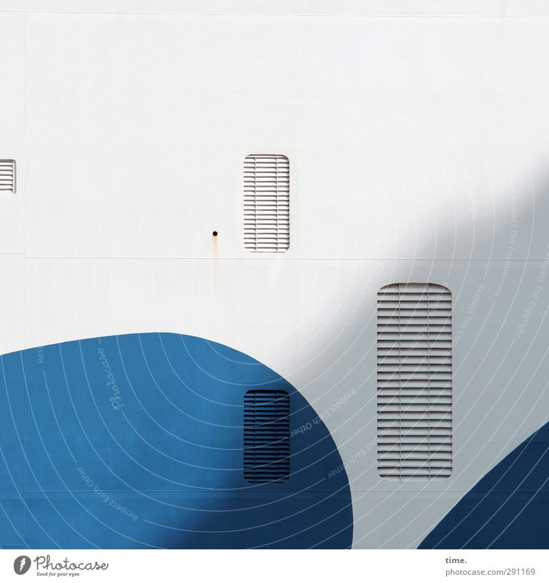 Mittagsschläfchen Mauer Wand Fassade Verkehr Schifffahrt Kreuzfahrt Fähre Lüftungsschlitz Lüftungsschacht Metall außergewöhnlich modern blau weiß ästhetisch