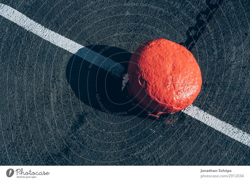 Anker Pfosten am Hafen Linie grau rot weiß Edinburgh Großbritannien Schottland Anlegestelle Dock Eisen graphisch minimalistisch Grafische Darstellung Kette