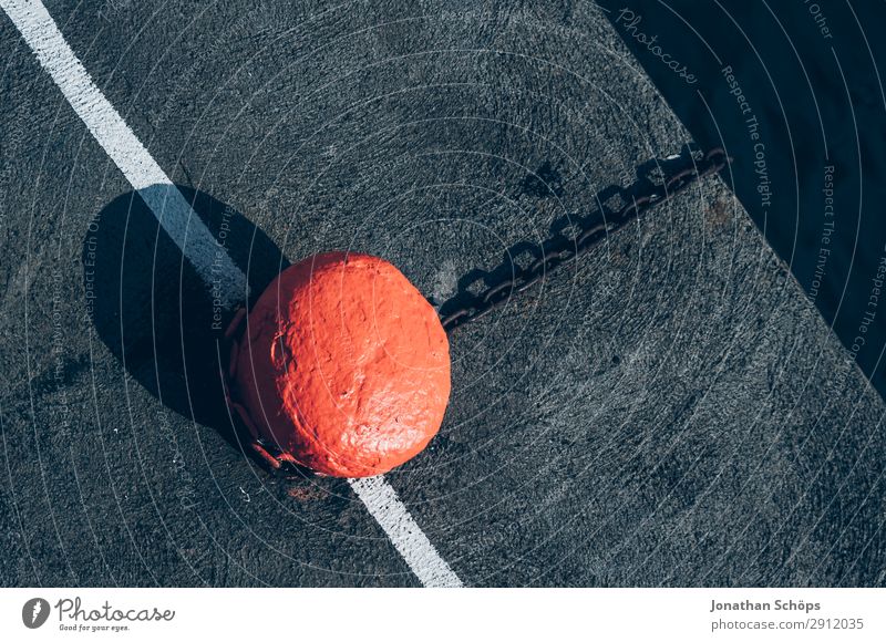 Anker Pfosten am Hafen Linie grau rot weiß Edinburgh Großbritannien Schottland Anlegestelle Dock Eisen graphisch minimalistisch Grafische Darstellung Kette