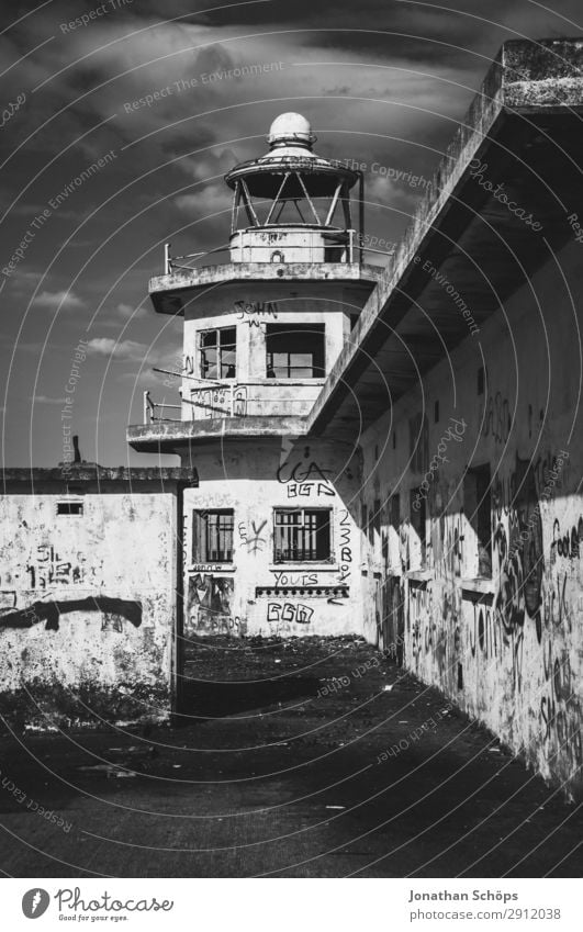 alter Turm im Hafen Leuchtturm Bauwerk Gebäude Architektur Fassade Zerstörung Edinburgh Großbritannien Schottland lost places Fenster Graffiti Schwarzweißfoto