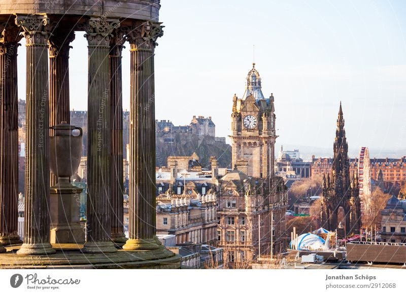 Blick vom Calton Hill auf Dugald Stewart Monument Tourismus Hügel Stadtzentrum Altstadt Fußgängerzone Skyline bevölkert Sehenswürdigkeit Wahrzeichen Denkmal