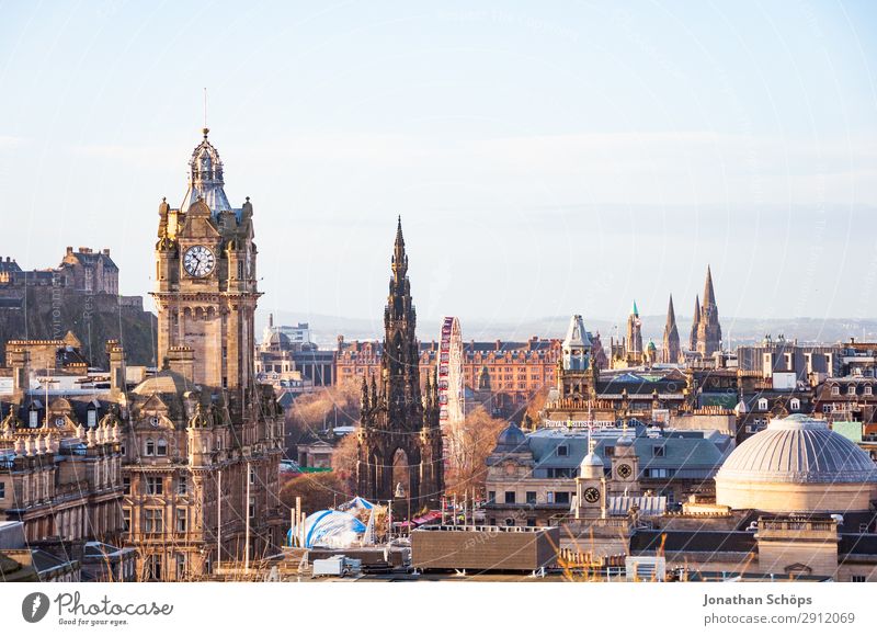 Blick auf Balmoral, Scott Monument, Edinburgh Castle Tourismus Hauptstadt Stadtzentrum Altstadt Skyline bevölkert überbevölkert Turm Bekanntheit Aussicht