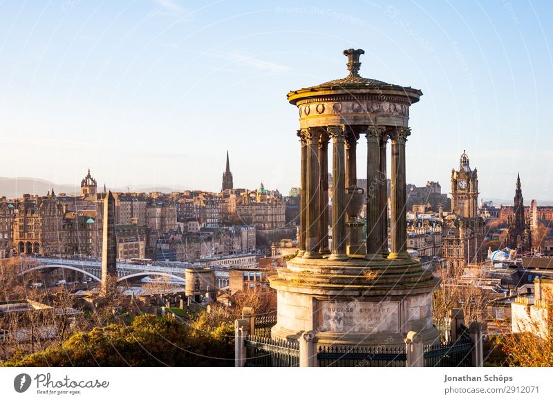 Blick vom Calton Hill auf Dugald Stewart Monument Tourismus Hügel Stadtzentrum Altstadt Skyline bevölkert Sehenswürdigkeit Wahrzeichen Denkmal Balmoral