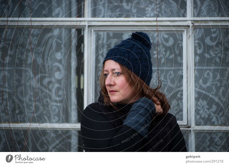 Warten auf Sonne Mensch feminin Junge Frau Jugendliche Erwachsene Leben 1 30-45 Jahre Altstadt Fassade Fenster Blick warten blau Gefühle Sorge Mütze Denken