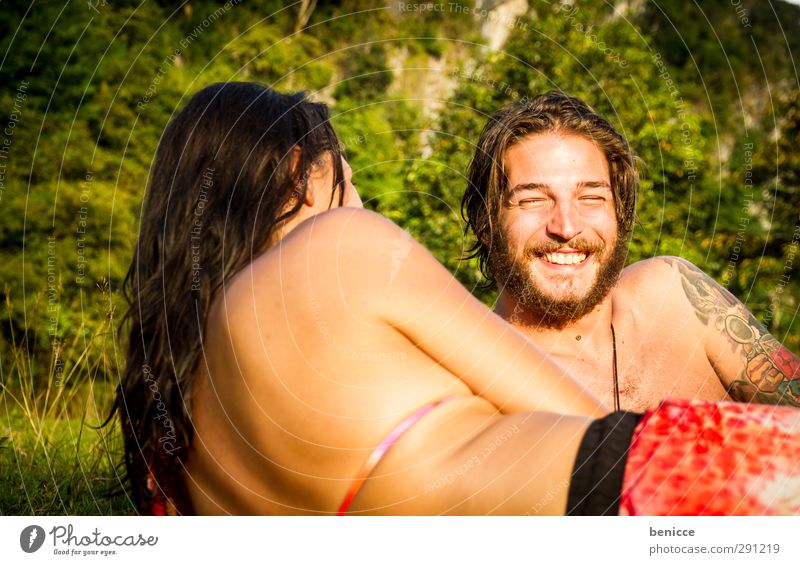 Sommer kommt Paar Mann Frau Mensch Liebespaar Verliebtheit Valentinstag Bikini Natur Außenaufnahme Wiese Schwimmen & Baden Schwimmbad Bart 2 liegen Gras Flirten