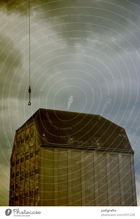 Stralsund Himmel Wolken Gewitterwolken Klima schlechtes Wetter Unwetter Kleinstadt Haus Industrieanlage Hafen Bauwerk Gebäude Architektur bedrohlich dunkel kalt