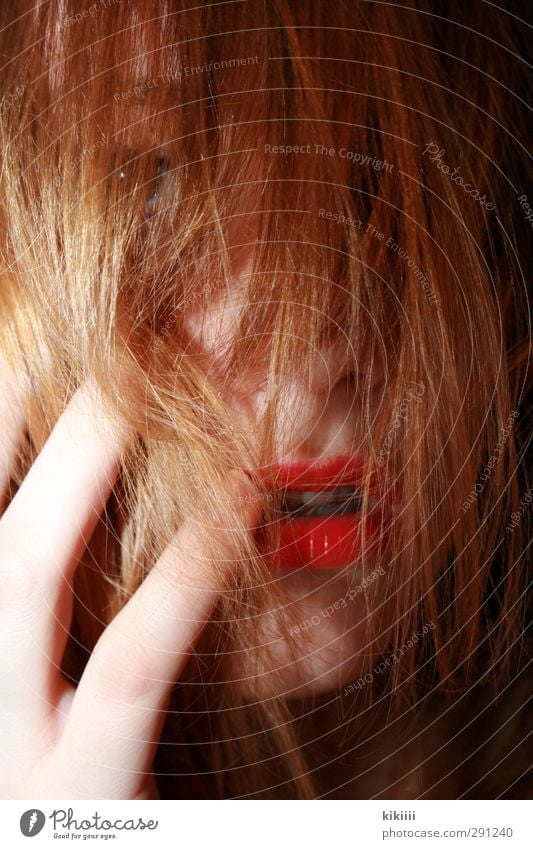 Rot wie Blut rot Haare & Frisuren Lippen Lippenstift verstecken rothaarig Hand Finger Mund verdeckt Erotik reizvoll verträumt wild durcheinander Blick Mädchen