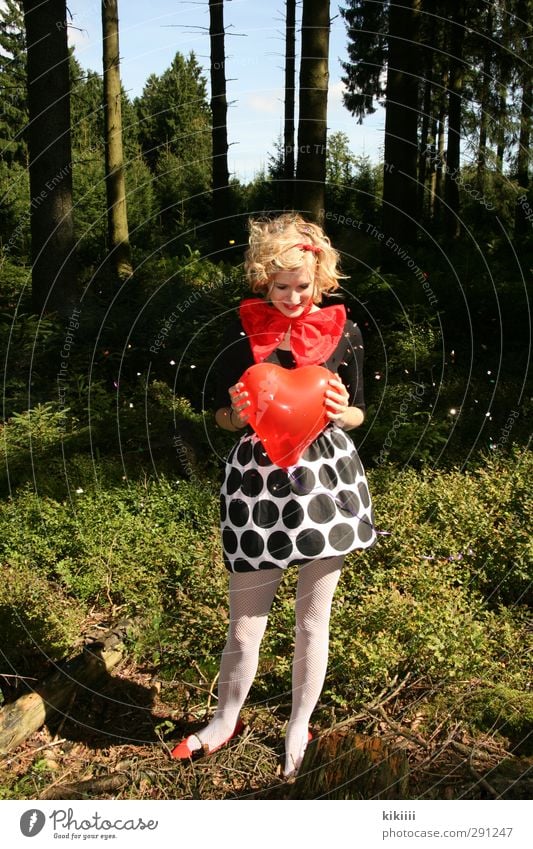 Herzig Luftballon rot Mädchen blond Locken Clown Fliege schwarz weiß Wald Wiese Baum Konfetti Karneval Strumpfhose Freude lachen Punkt Zirkus