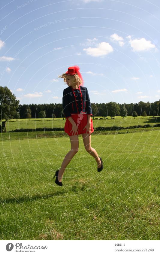 Luftig springen Mädchen hüpfen Tanzen Damenschuhe Rock rot grün Wiese Himmel Hut Zirkuskind Manege Beine blond Sonne Außenaufnahme