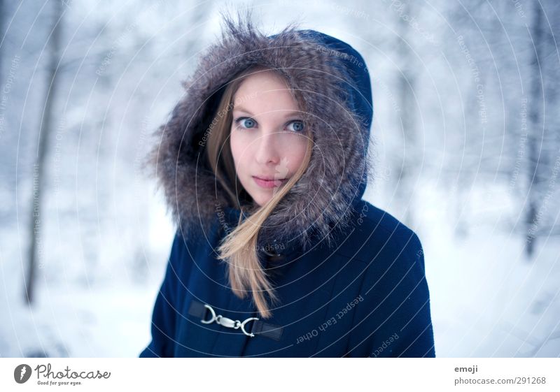 january feminin Junge Frau Jugendliche 1 Mensch 18-30 Jahre Erwachsene Natur Winter Pelzmantel schön kalt blau Farbfoto Außenaufnahme Tag Schwache Tiefenschärfe