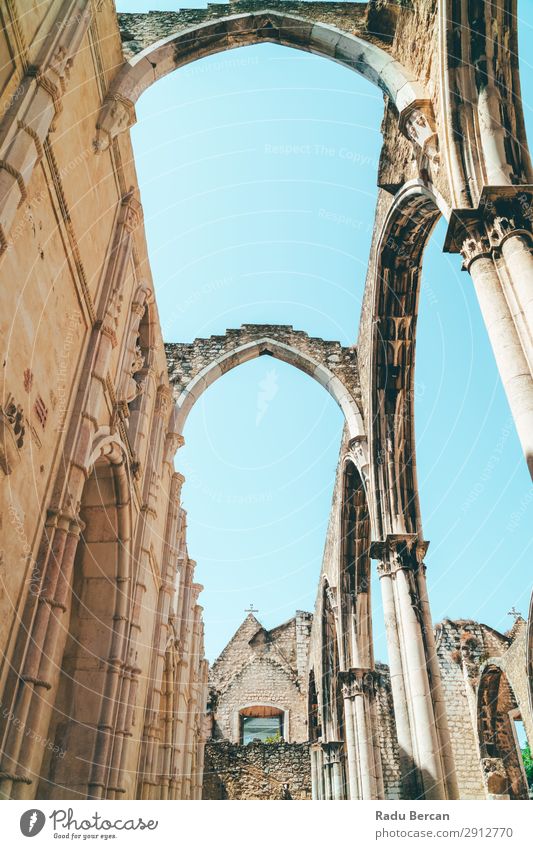 Das Kloster Unserer Lieben Frau vom Berg Karmel (Convento da Ordem do Carmo) ist eine gotische römisch-katholische Kirche, die 1393 in Lissabon, Stadt Portugal, gebaut wurde.