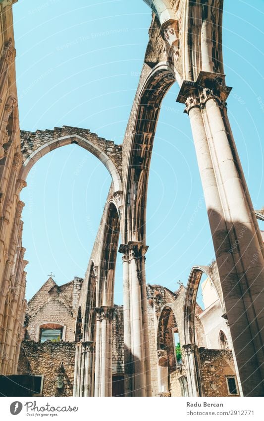 Das Kloster Unserer Lieben Frau vom Berg Karmel (Convento da Ordem do Carmo) ist eine gotische römisch-katholische Kirche, die 1393 in Lissabon, Stadt Portugal, gebaut wurde.