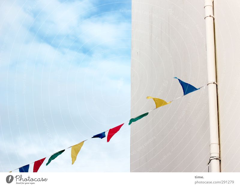 Kleinstadtfete Himmel Wolken Schönes Wetter Mauer Wand Fassade Fallrohr Fahne hängen einfach Freundlichkeit Fröhlichkeit frisch lustig Wärme Freude Lebensfreude