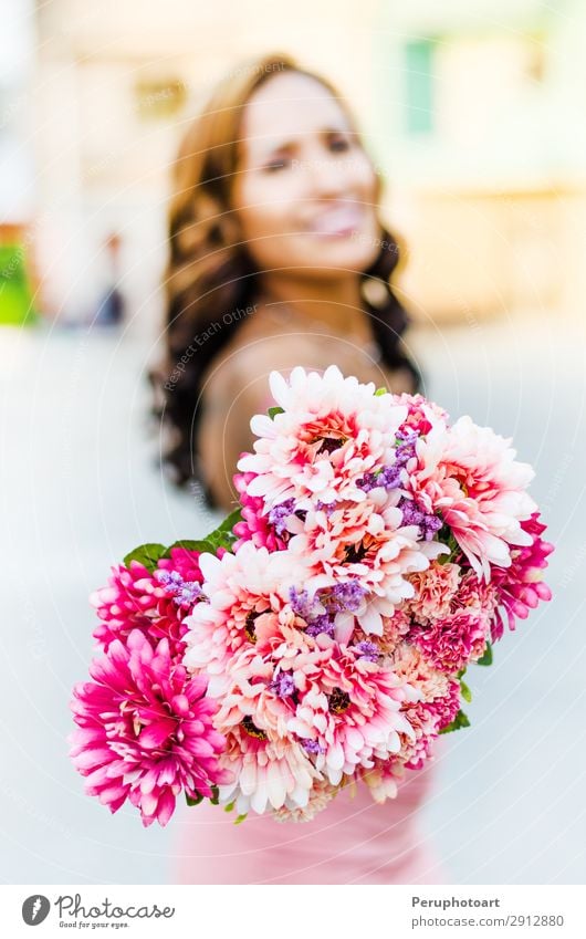 Eine junge Frau, die einen Strauß Wildblumen in den Händen hält. Lifestyle elegant Stil Glück schön Freiheit Sommer Mensch Erwachsene Natur Blume Bekleidung