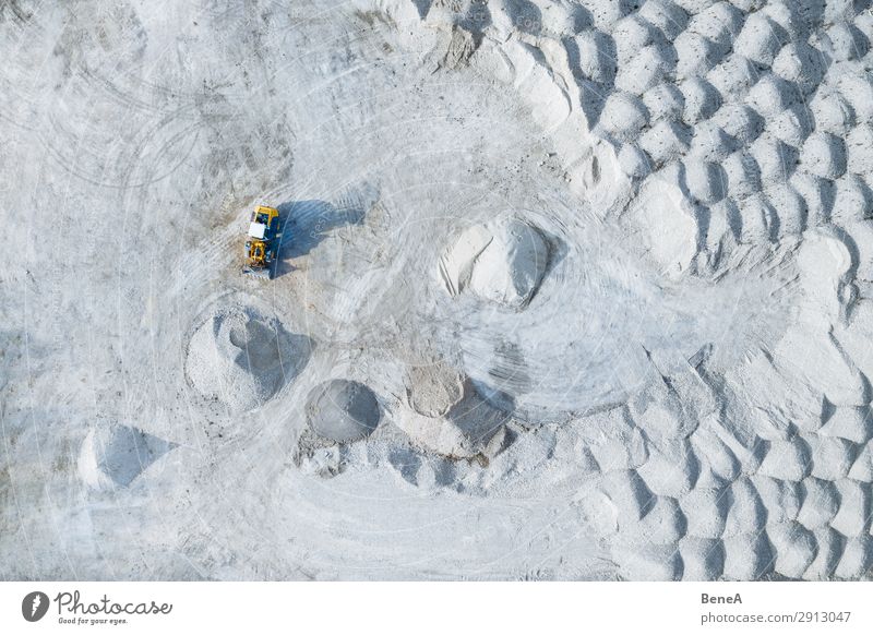 Ein gelber Radlader steht zwischen Steinhaufen in einer Kiesgrube Antenne Air Bayern Vogelschau Konstruktion Dröhnen Deutschland grau Landschaft Maschine Mine