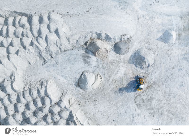 Radlader in Kiesgrube Arbeit & Erwerbstätigkeit Baustelle Steinbruch Bergbau Industrie Maschine Baumaschine Bagger Natur Landschaft Hügel Deutschland Sand bauen