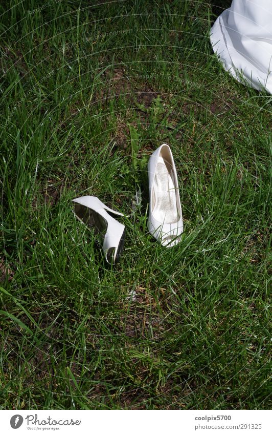 Autsch Glück "Hochzeit Schuhe Hochzeitsschuhe Braut Brautkleid Tanz Wiese grün Rasen Gras weiß sauber Entspannung Blasen" feminin Natur Sommer Schönes Wetter