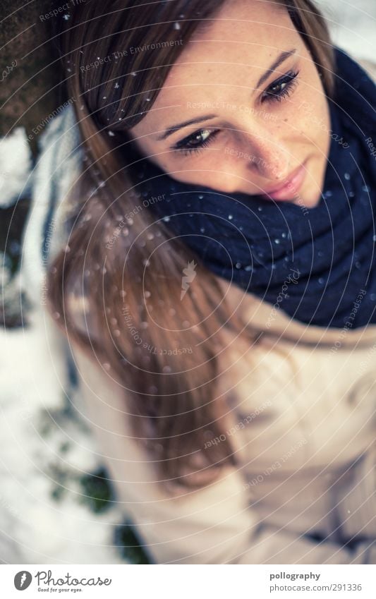 winter dreams Mensch feminin Junge Frau Jugendliche Erwachsene Leben 1 18-30 Jahre Natur Winter Schönes Wetter Schnee Schneefall Baum Wald Jacke Schal