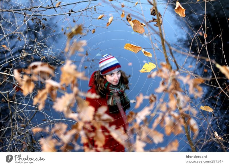 Rotkäppchen Glück Angeln Winter Frau Erwachsene Jugendliche Körper Kopf 1 Mensch 18-30 Jahre Natur Herbst Wald Teich Jacke Mantel Mütze brünett langhaarig