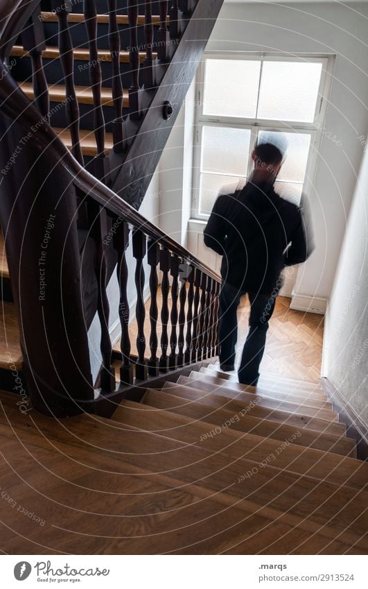 Treppen steigen Mann Erwachsene 1 Mensch Treppenhaus rennen Geschwindigkeit Bewegung Stress Farbfoto Innenaufnahme Textfreiraum unten Bewegungsunschärfe