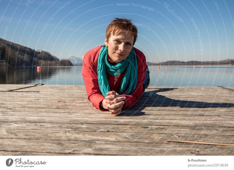 Frau auf Holzsteg, Frühlingstag am See Freizeit & Hobby Ferien & Urlaub & Reisen Tourismus Erwachsene Gesicht Arme 1 Mensch 30-45 Jahre Natur Wasser