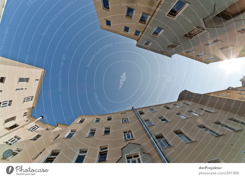 Das Fenster zum Hof 01 Hauptstadt Menschenleer Haus Gebäude Architektur Mauer Wand Fassade Tür bauen beobachten "Berlin-Neukölln-Kreuzberg Hinterhof Himmel,"