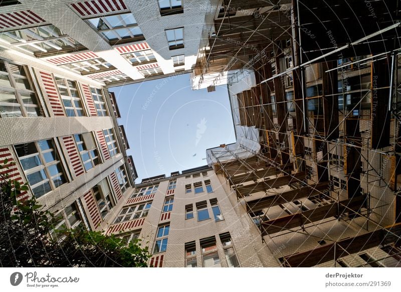 Das Fenster zum Hof 02 Hauptstadt Menschenleer Haus Industrieanlage Bauwerk Gebäude Architektur bauen Denken Hinterhof Baugerüst Berlin Farbfoto Außenaufnahme