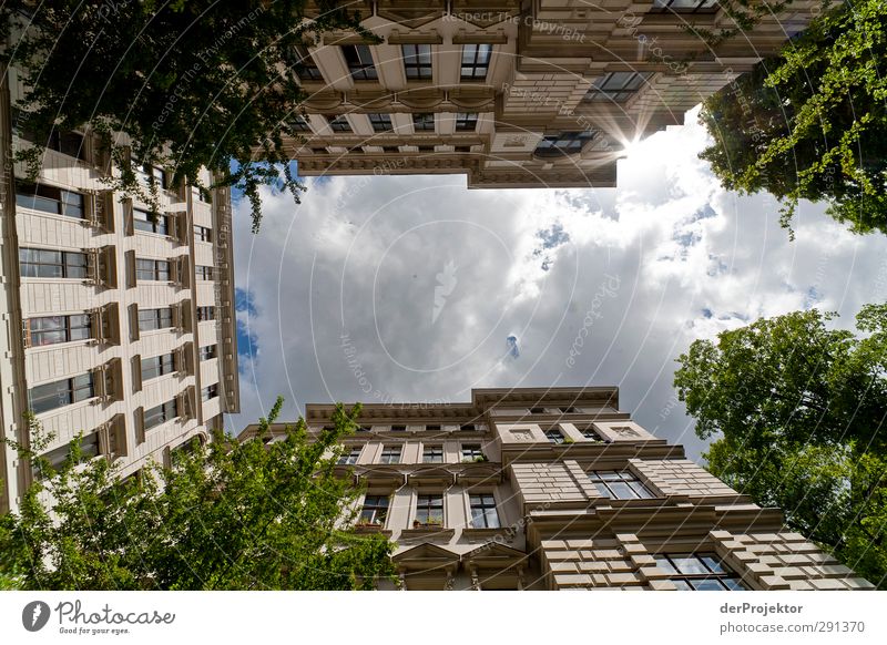 Das Fenster zum Hof 03 Hauptstadt Menschenleer Haus Einfamilienhaus Traumhaus Bauwerk Gebäude Architektur Mauer Wand Fassade Balkon Tür Erholung Himmel