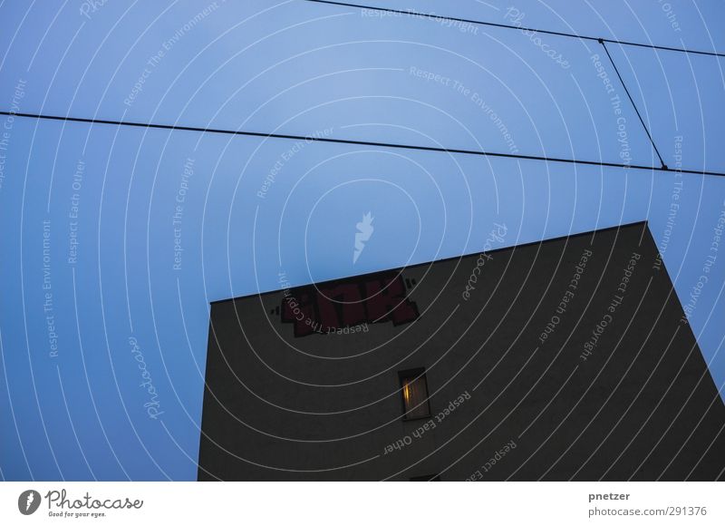 Das Fenster Stadt Stadtzentrum Stadtrand bevölkert Haus Hochhaus Bahnhof Mauer Wand Schienenverkehr Gefühle Einsamkeit dunkel Licht Lampe Graffiti Farbfoto