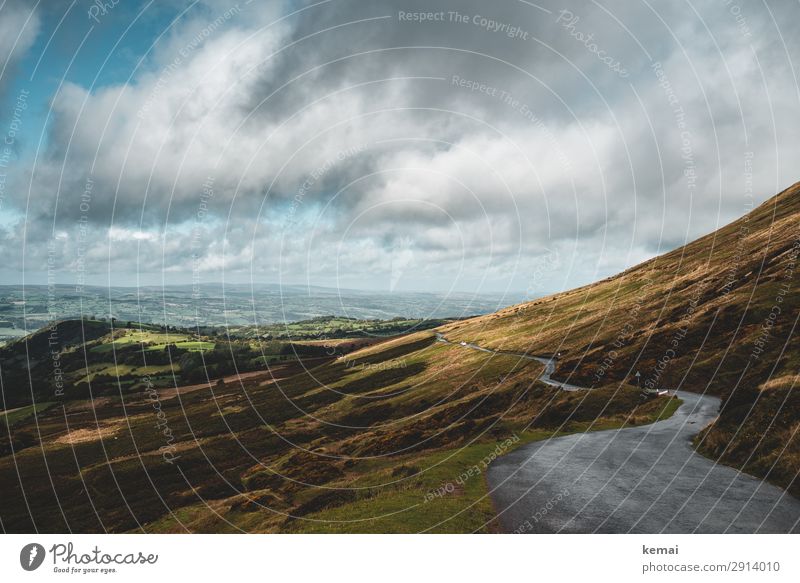 Straße auf einem Hügel Himmel Wolken Hügellandschaft ländlich Landleben Idylle Asphalt schlängeln einsam Einsamkeit Landschaft Natur ruhig Umwelt Wales leer