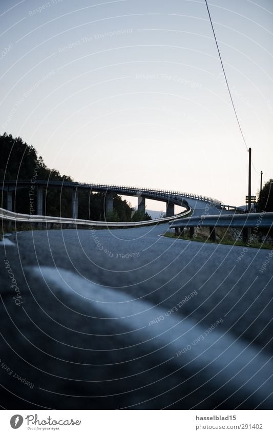 Straße nach... Fitness Sport-Training Leichtathletik Motorsport Fahrradfahren wandern Rennbahn Landschaft Menschenleer Brücke Architektur Verkehrswege