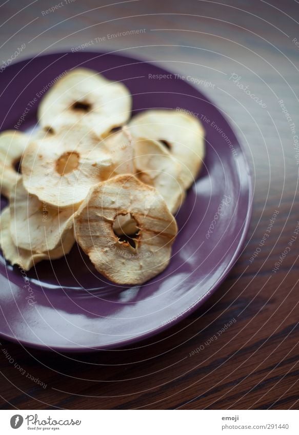 Dörräpfel Frucht Apfel Ernährung Bioprodukte Vegetarische Ernährung Fingerfood Teller Gesundheit lecker Trockenfrüchte Farbfoto Innenaufnahme Menschenleer