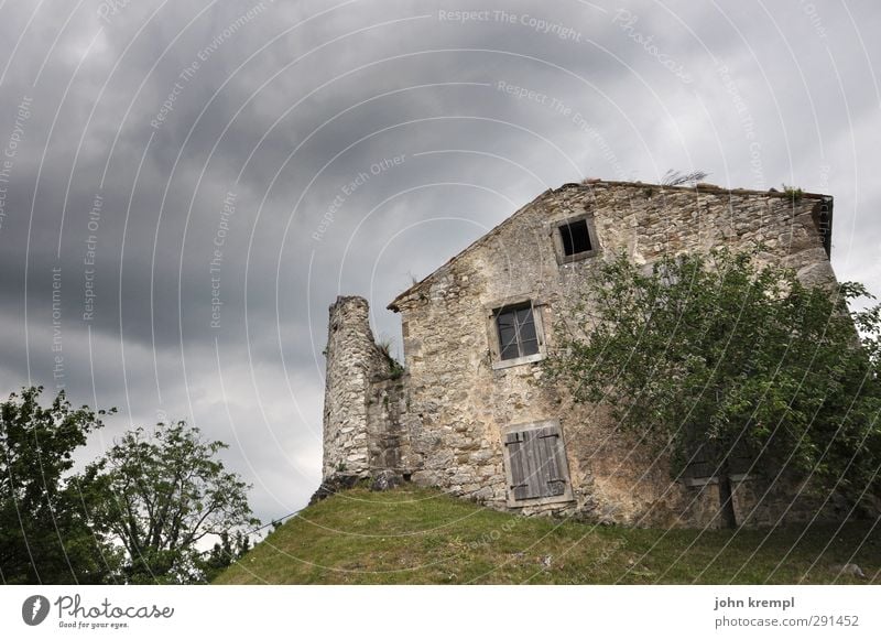 Finstere Zeiten hum Kroatien Dorf Kleinstadt Stadt Stadtrand Haus Einfamilienhaus Hütte Bauwerk Gebäude Architektur Ruine Fassade alt gruselig historisch retro