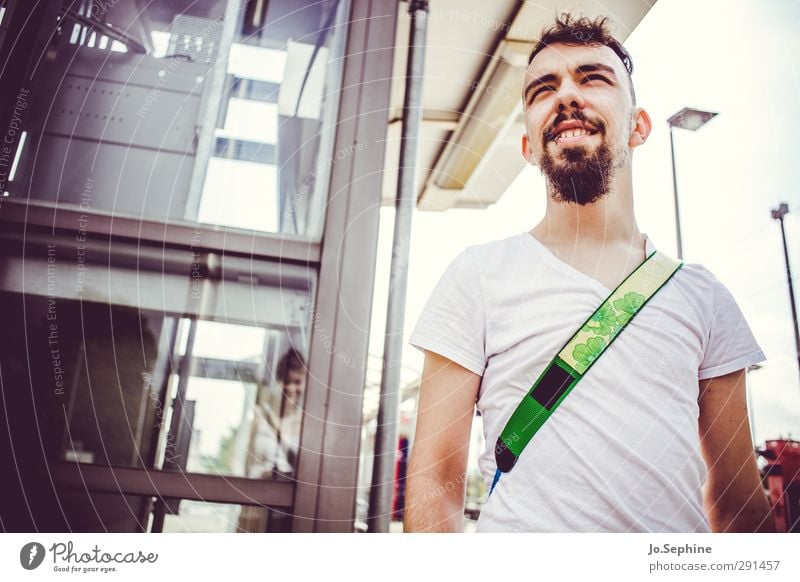 watch that man Lifestyle Stil Sommer maskulin Junger Mann Jugendliche 1 Mensch 18-30 Jahre Erwachsene T-Shirt Bart beobachten Lächeln Blick warten authentisch