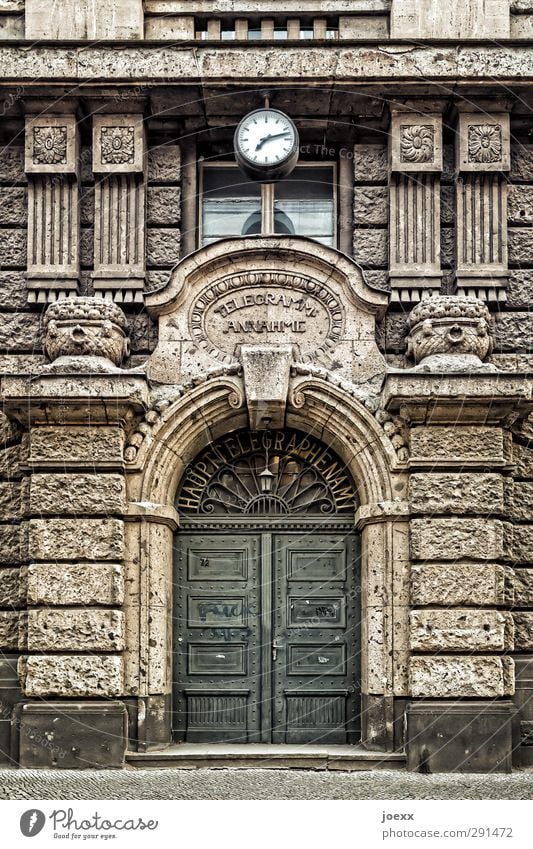 7:12 Haus Tor Architektur Fassade Tür Stein Ornament alt braun schwarz weiß Telegramm-Annahme Haupttelegraphenamt Farbfoto Gedeckte Farben Außenaufnahme