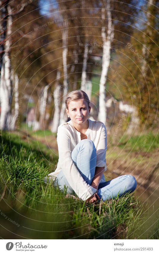 am Ufer feminin Junge Frau Jugendliche 18-30 Jahre Erwachsene Umwelt Natur Landschaft Frühling Sommer Schönes Wetter Küste Bach schön natürlich grün sitzen