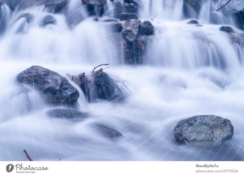 Unscharfe Bewegung des Wassers schön Leben Umwelt Natur Landschaft Baum Blatt Park Wald Felsen Bach Fluss Wasserfall Stein frisch lang nass natürlich blau grün