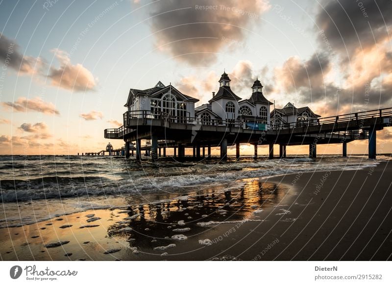 Im Licht Himmel Wolken Sonne Sonnenaufgang Sonnenuntergang Wellen Küste Ostsee Meer Seebrücke Sehenswürdigkeit Wahrzeichen braun gelb schwarz weiß Sellin