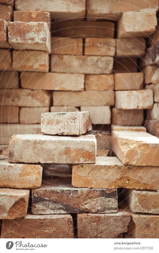 baut wieder auf I Bauwerk Mauer Wand Stein Backstein eckig Stapel aufräumen bauen Baustelle Material Maurer Farbfoto Gedeckte Farben Außenaufnahme