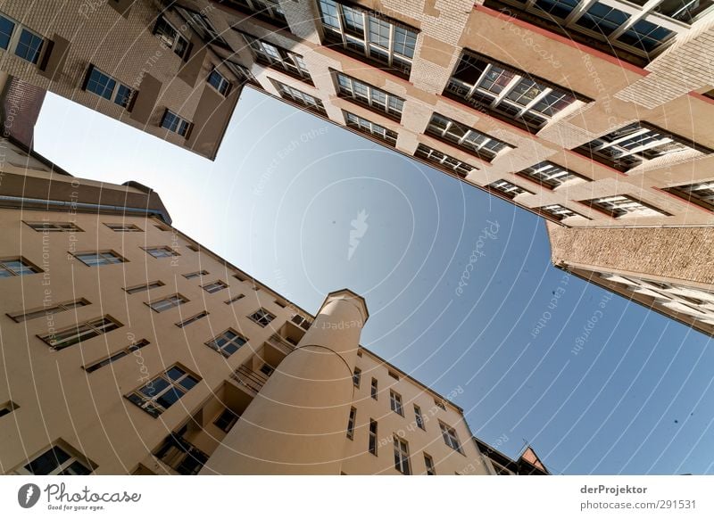 Das Fenster zum Hof 07 Hauptstadt Stadtzentrum Menschenleer Bauwerk Gebäude Architektur Mauer Wand Fassade Leben Stil Himmel blau Hinterhof Außenaufnahme