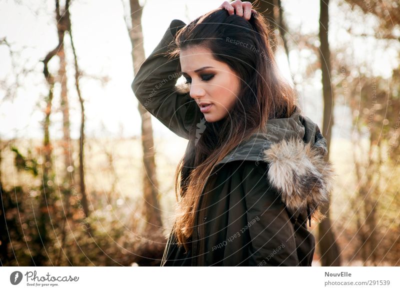 Anything could happen. Mensch Junge Frau Jugendliche Erwachsene Leben 1 Natur Herbst Schönes Wetter Dürre Wald Mode Bekleidung Jacke Mantel Fell